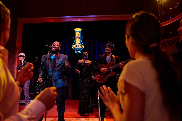Holland-America-Nieuw-Statendam-entertainment_1_u0vwrf-1.jpg